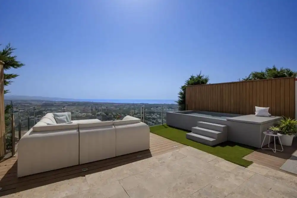 Terrasse von Einfamilien-Reihenhaus zur Miete in Benahavís mit Klimaanlage, Privatgarten und Terrasse