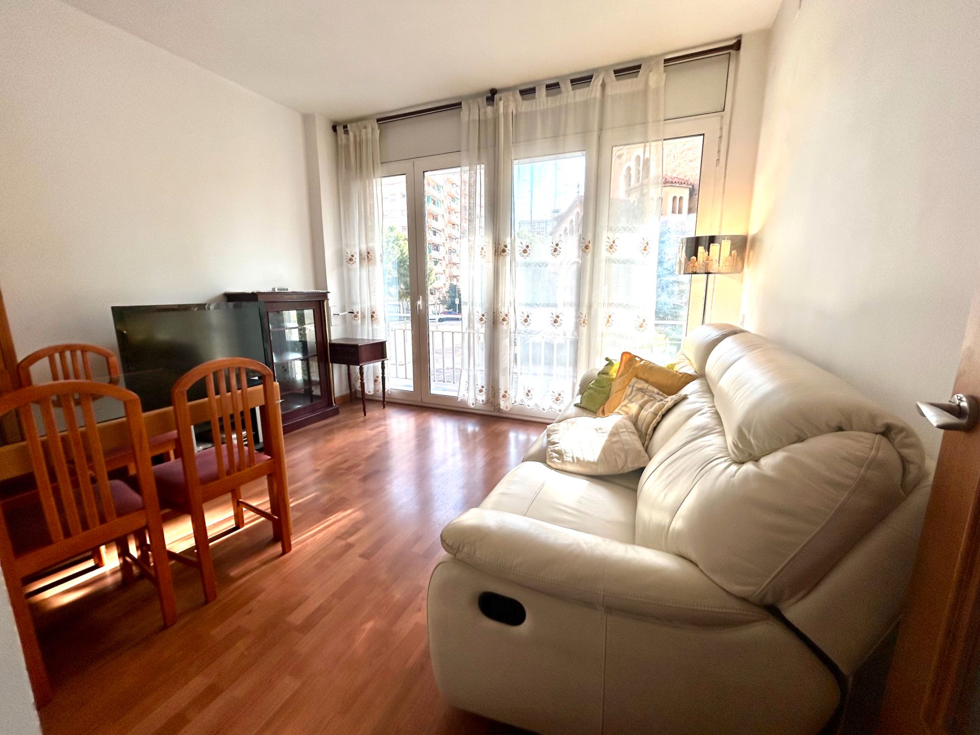 Sala d'estar de Pis en venda en L'Hospitalet de Llobregat amb Calefacció, Parquet i Moblat