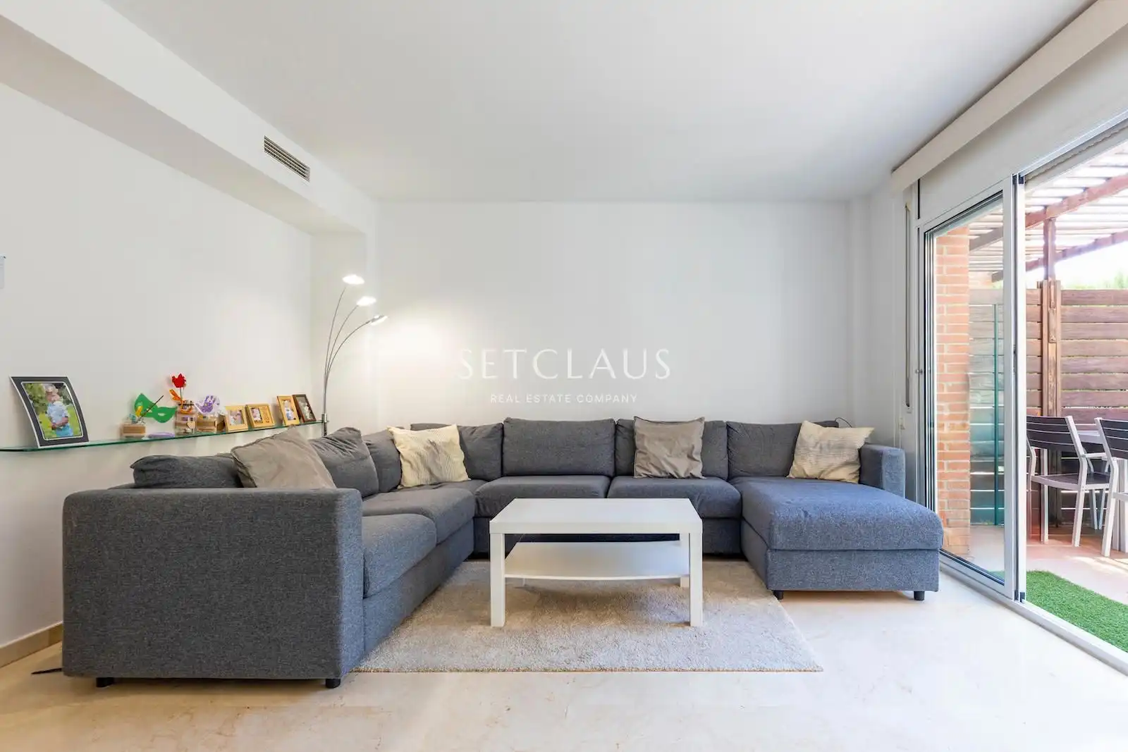 Sala d'estar de Casa adosada en venda en Premià de Dalt amb Aire condicionat, Calefacció i Jardí privat