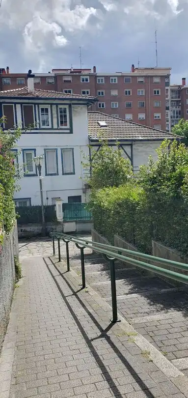 Vista exterior de Casa adosada en venda en Bilbao  amb Aire condicionat, Calefacció i Jardí privat