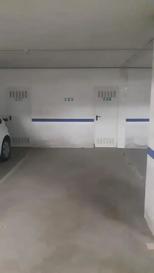 Aparcament de Pis en venda en Viveiro amb Parquet, Traster i Piscina