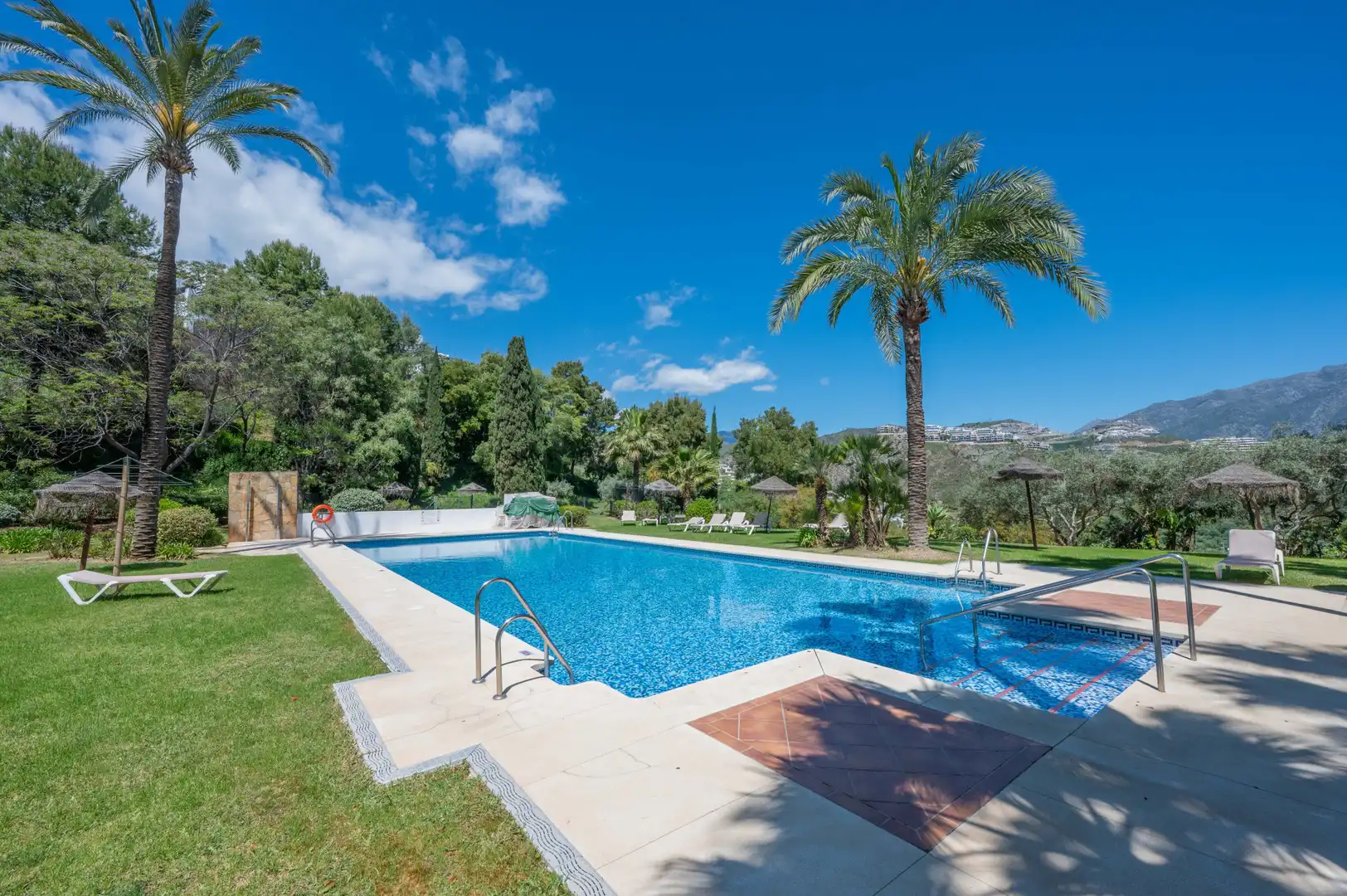 Swimming pool of Apartments for sale in Benahavís  with Air Conditioner, Terrace and Storage room