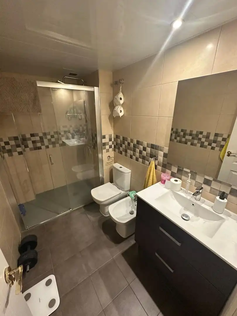Baño de Piso en venta en Cornellà de Llobregat con Calefacción, Jardín privado y Balcón