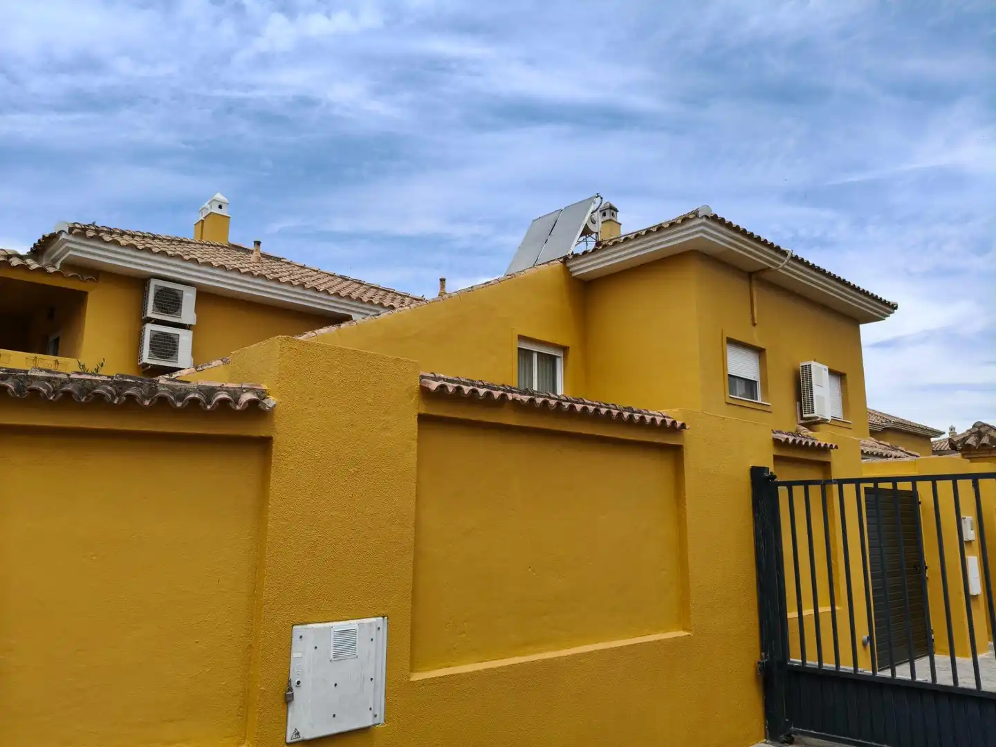 Vista exterior de Casa adosada en venda en Puerto Real amb Aire condicionat, Calefacció i Jardí privat
