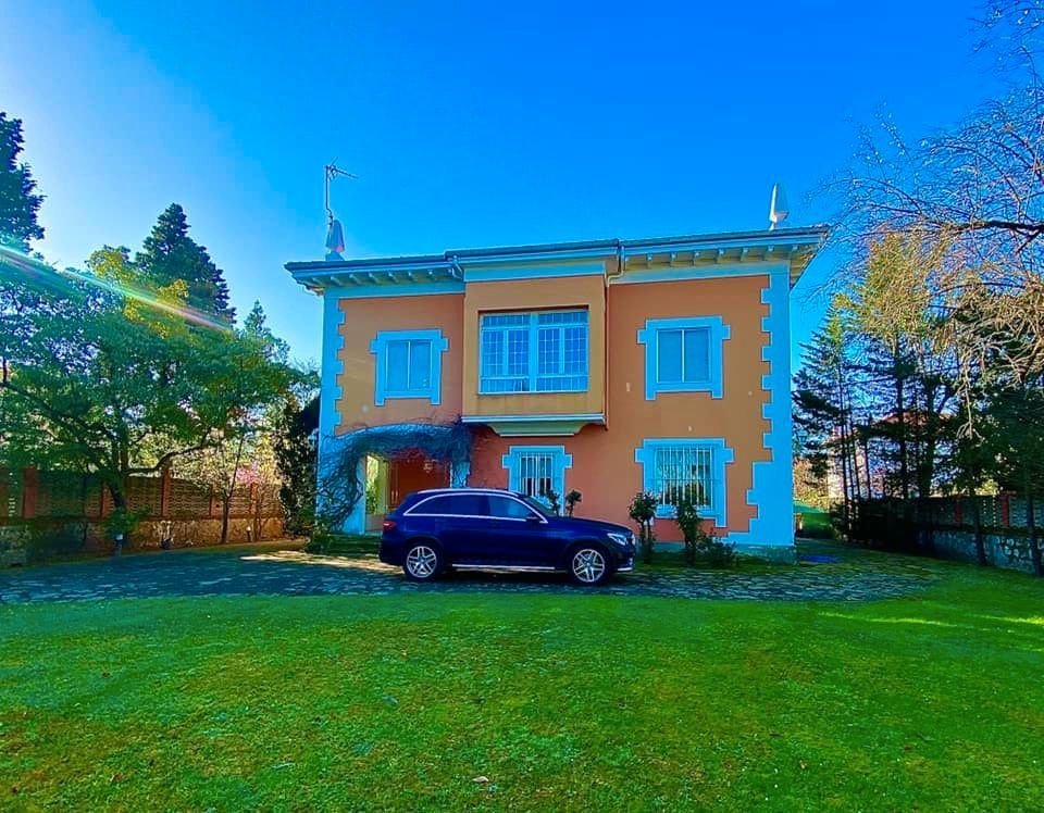 Vista exterior de Casa o xalet en venda en Torrelavega  amb Jardí privat, Parquet i Terrassa