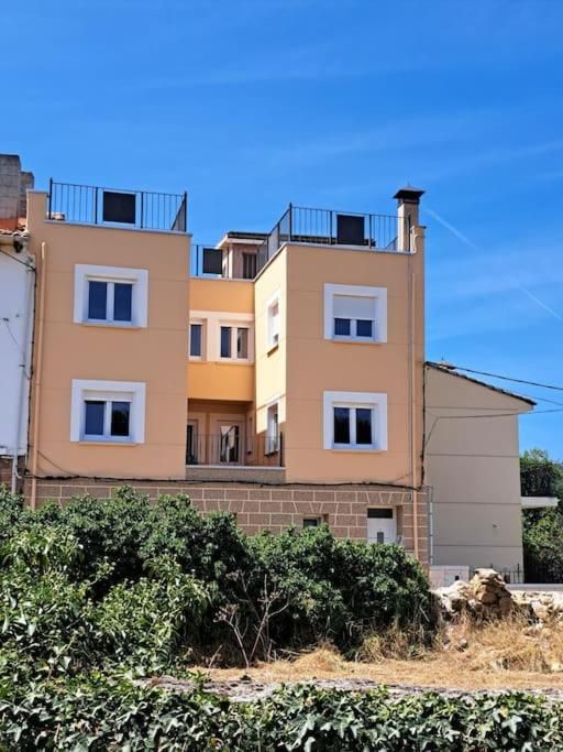 Vista exterior de Casa o xalet en venda en Mantinos amb Calefacció, Parquet i Terrassa