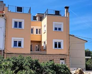 Vista exterior de Casa o xalet en venda en Mantinos amb Calefacció, Parquet i Terrassa