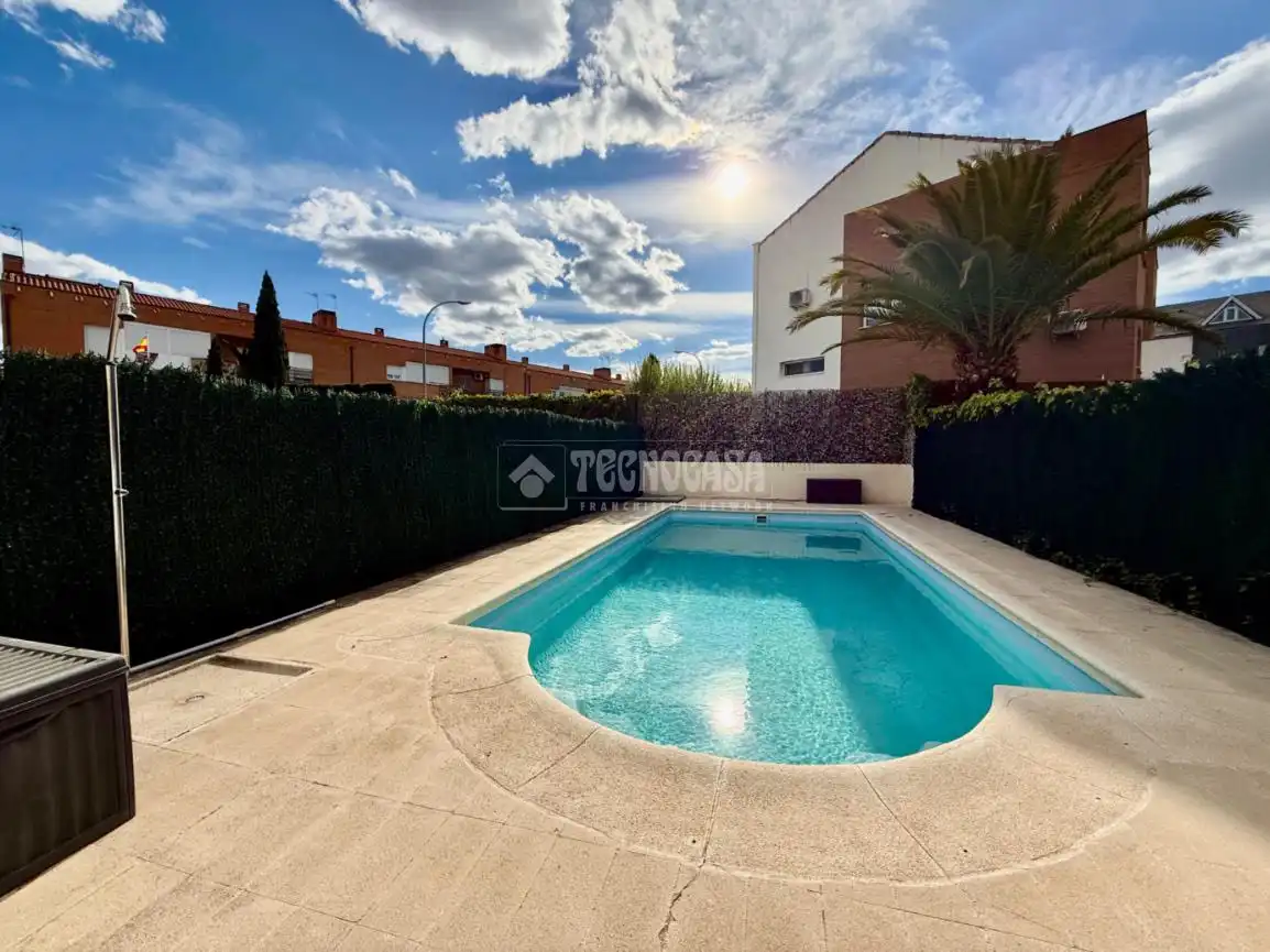Piscina de Casa adosada en venda en Villanueva de la Cañada amb Aire condicionat, Calefacció i Jardí privat