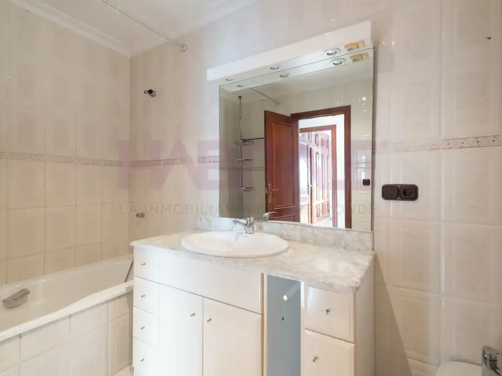 Bathroom of Houses for sale in Chiva  with Air Conditioner, Heating and Furnished