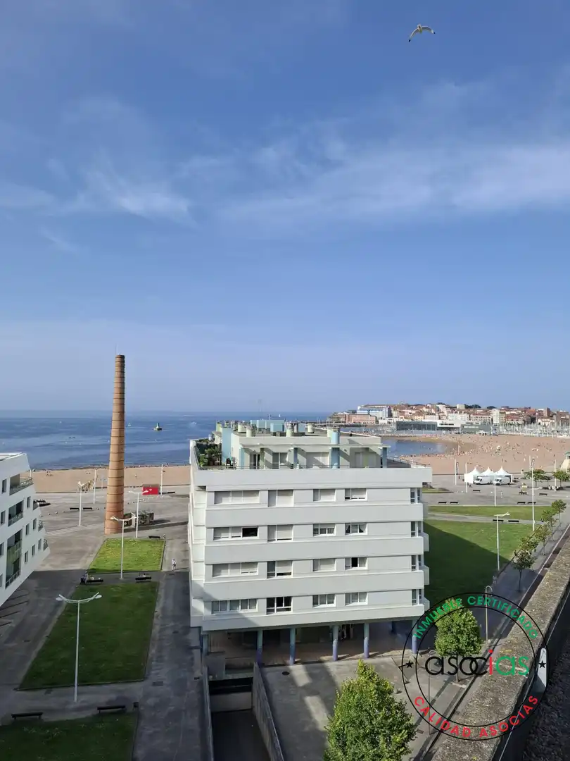 Außenansicht von Wohnung zum Verkauf in Gijón  mit Heizung, Terrasse und Abstellraum