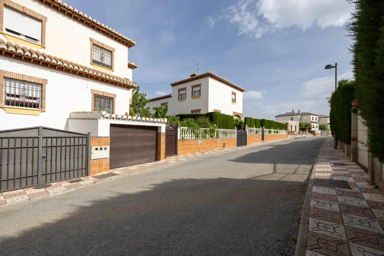 Vista exterior de Casa adosada en venda en La Zubia amb Calefacció, Terrassa i Traster