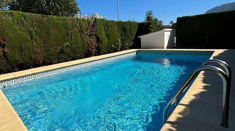 Fantástico apartamento en Dénia, es una planta baja de 95 m2. La vivienda consta de un salón comedor muy lujoso esquinero, una coc