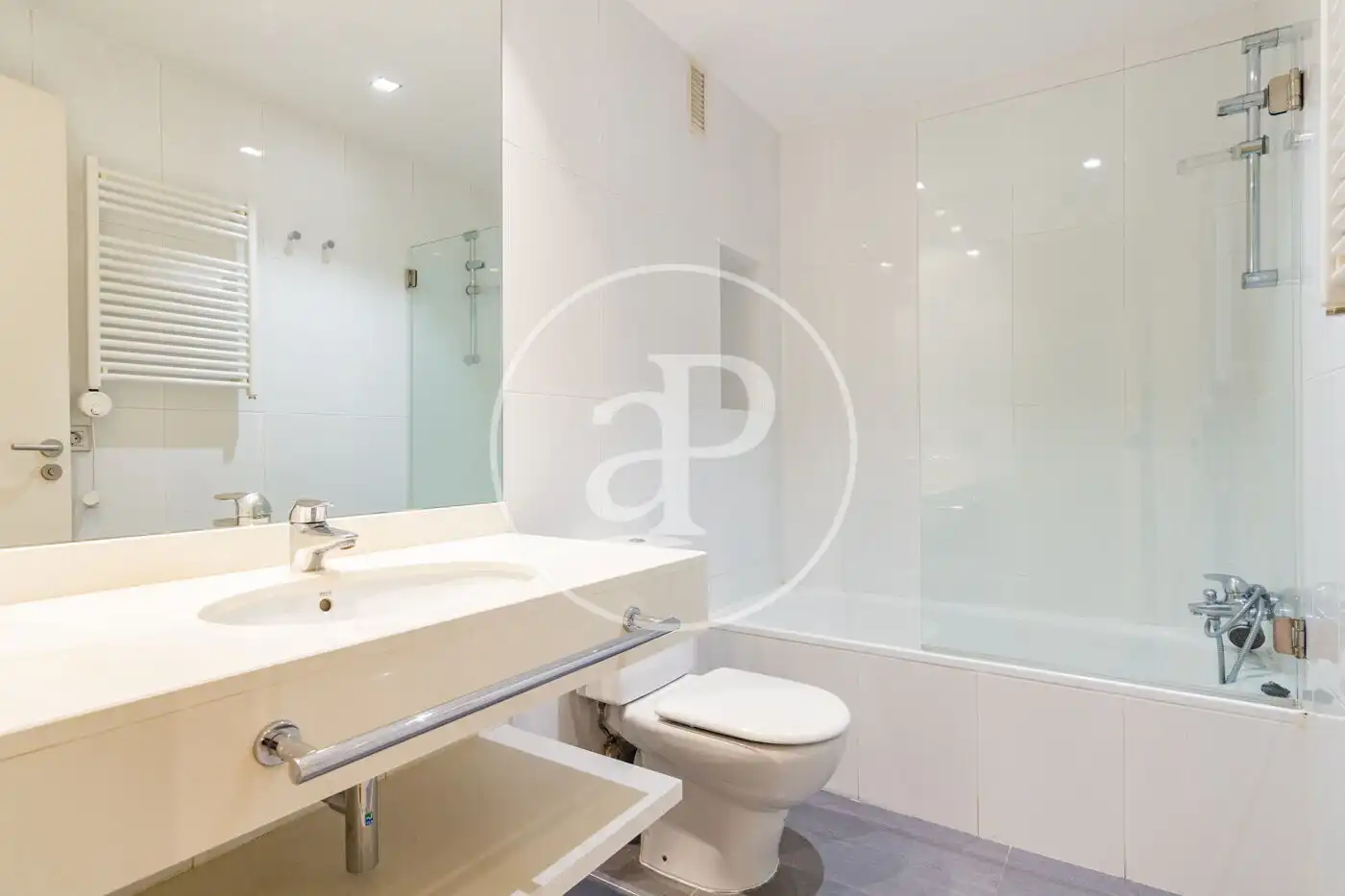 Badezimmer von Wohnung zur Miete in Madrid mit Klimaanlage, Heizung und Möbliert