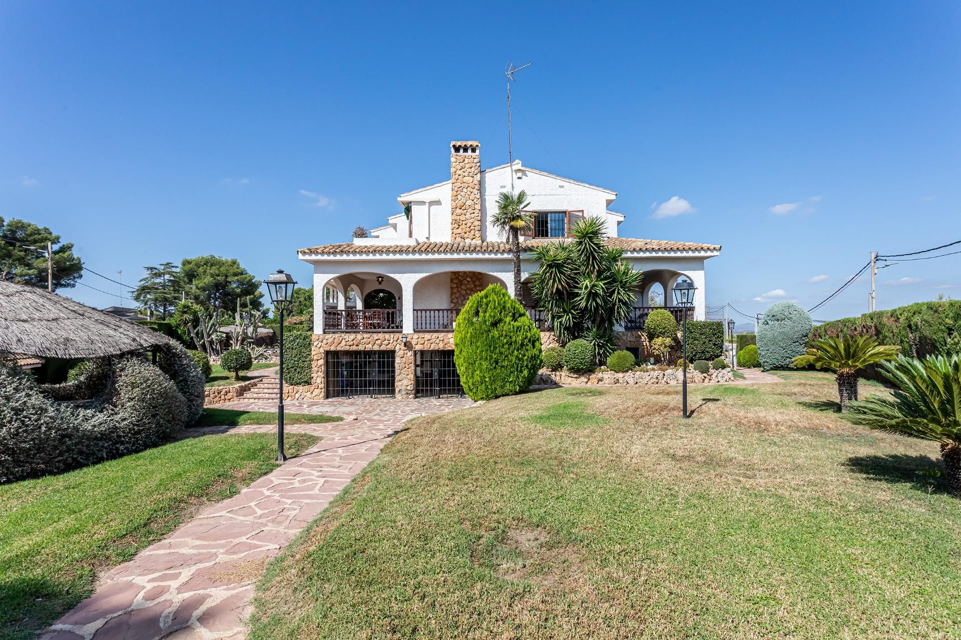 Vista exterior de Casa o xalet en venda en Torrent amb Jardí privat i Terrassa