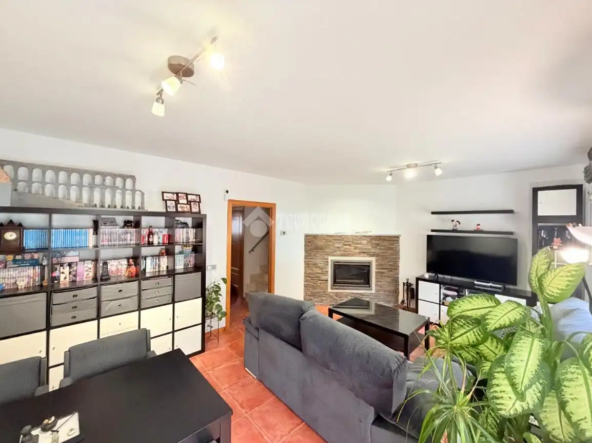 Sala de estar de Casa adosada en venta en Hontanares de Eresma con Calefacción