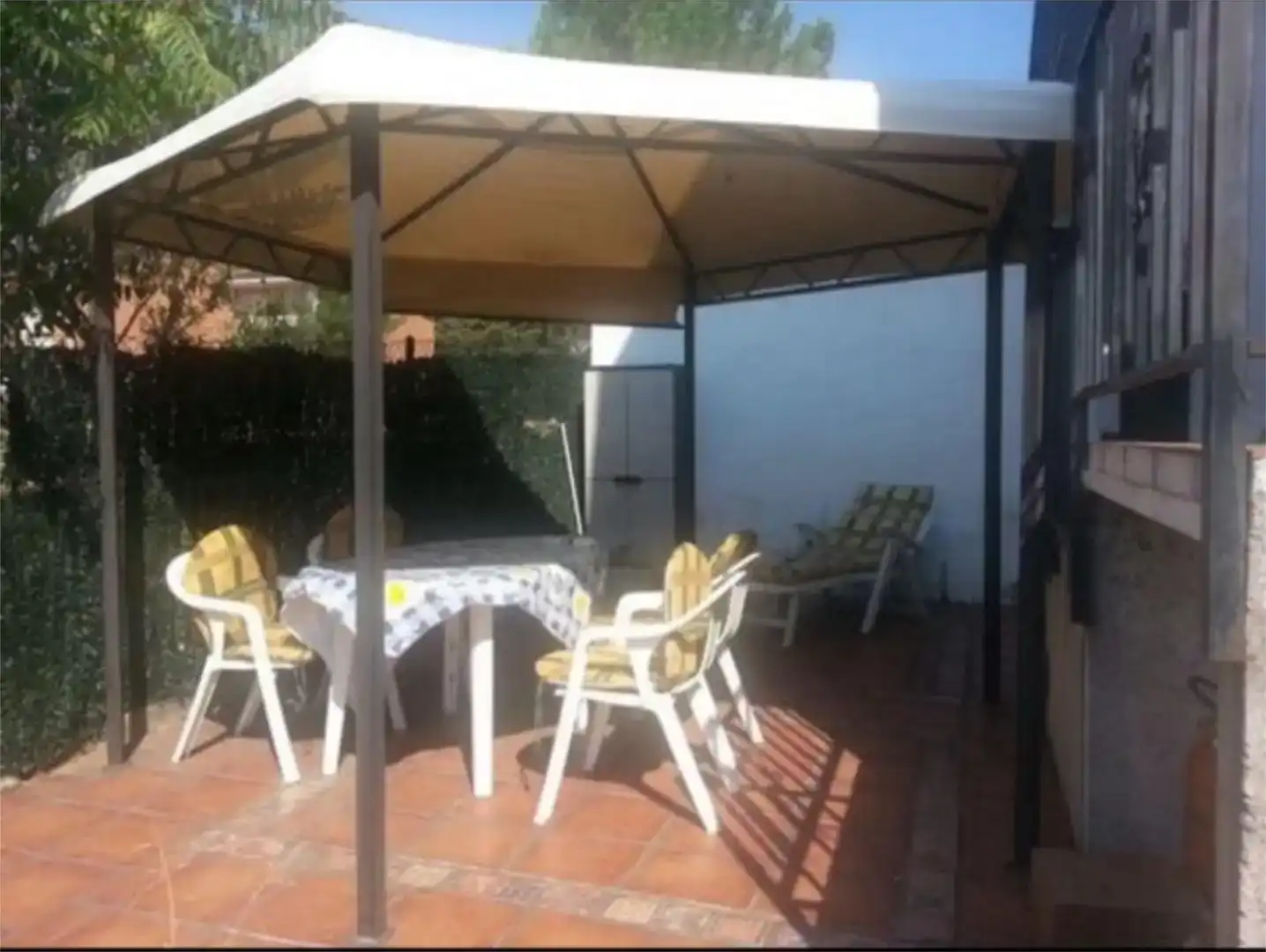 Terrassa de Casa o xalet en venda en Cabanillas de la Sierra amb Jardí privat, Piscina i Moblat