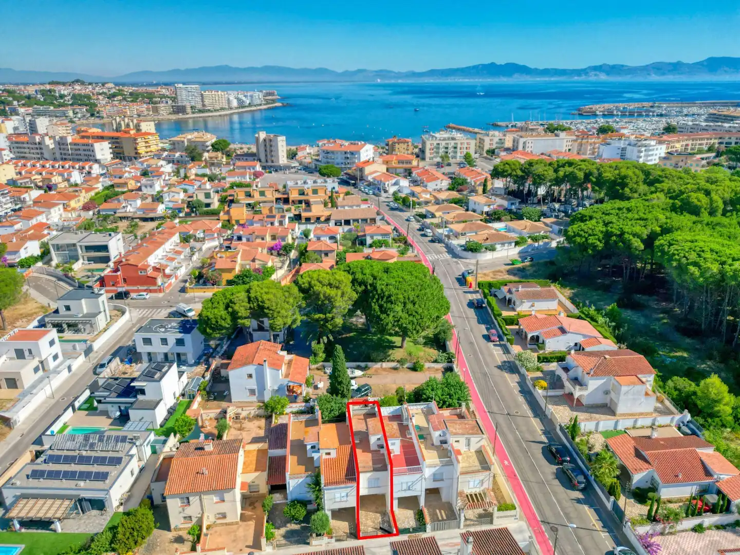 Vista exterior de Casa adosada en venda en L'Escala amb Terrassa