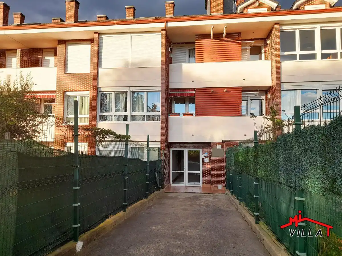 Vista exterior de Piso de alquiler en Bárcena de Cicero con Calefacción, Amueblado y Balcón