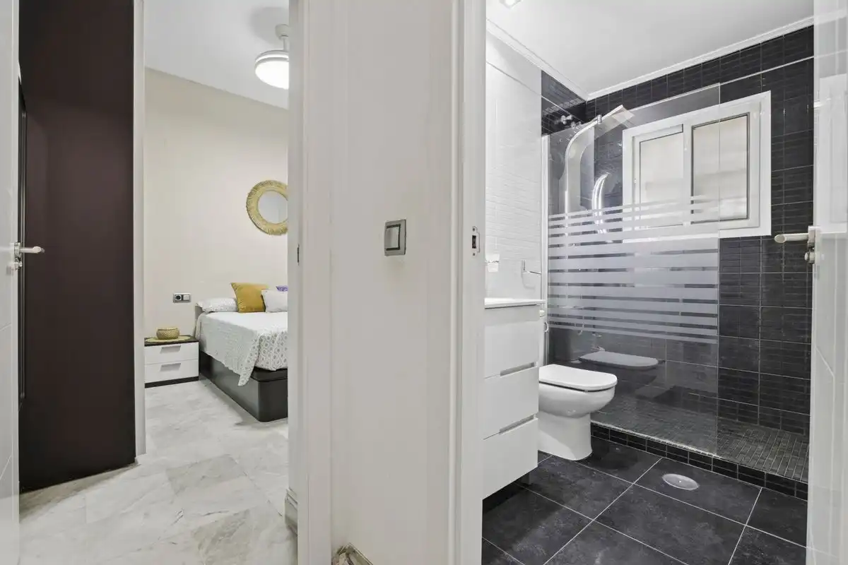 Bathroom of Flat for sale in Sevilla  with Air Conditioner, Heating and Furnished