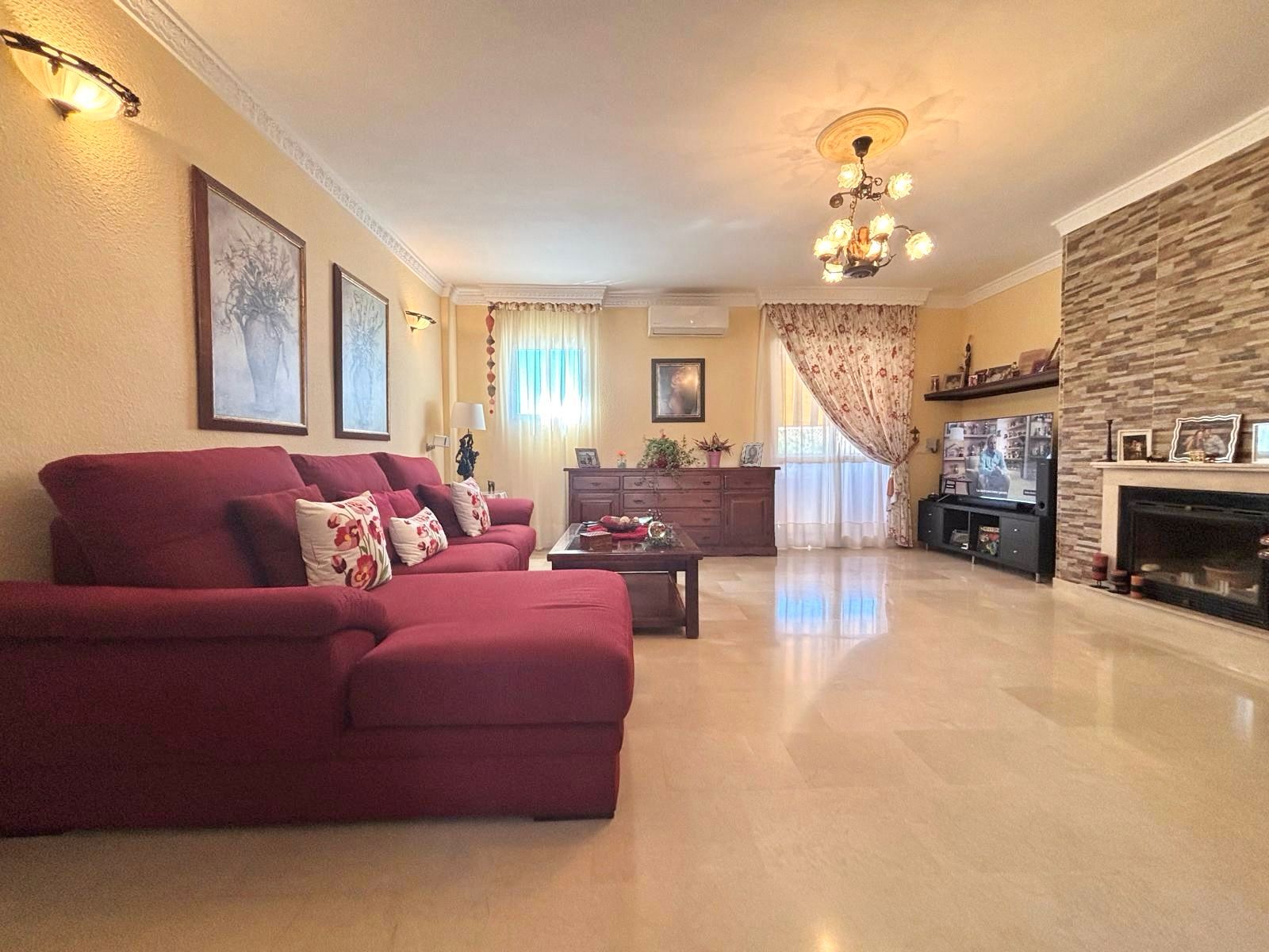 Living room of Duplex for sale in Benalmádena  with Air Conditioner, Furnished and Community pool