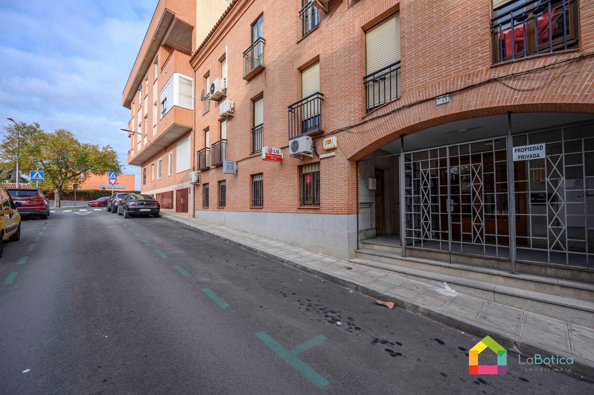 Vista exterior de Local en venda en  Toledo Capital amb Aire condicionat