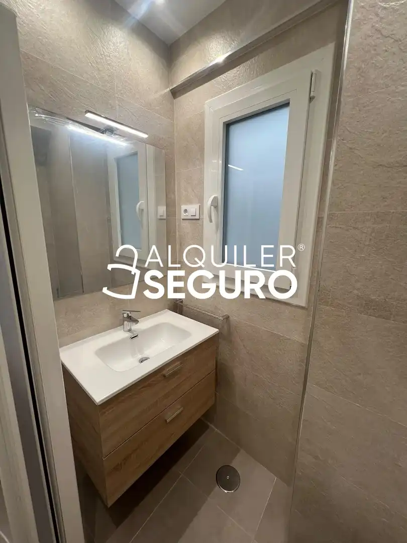 Baño de Piso de alquiler en Alcobendas con Aire acondicionado, Calefacción y Terraza