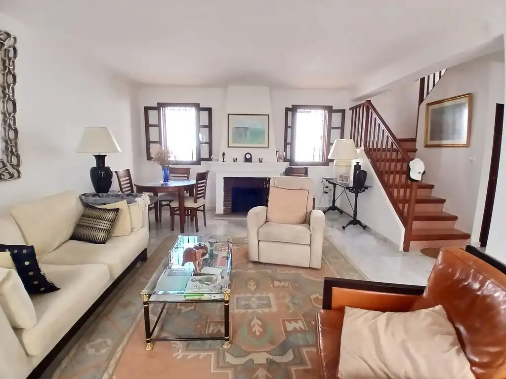 Wohnzimmer von Einfamilien-Reihenhaus zum Verkauf in Fuengirola mit Klimaanlage, Terrasse und Möbliert