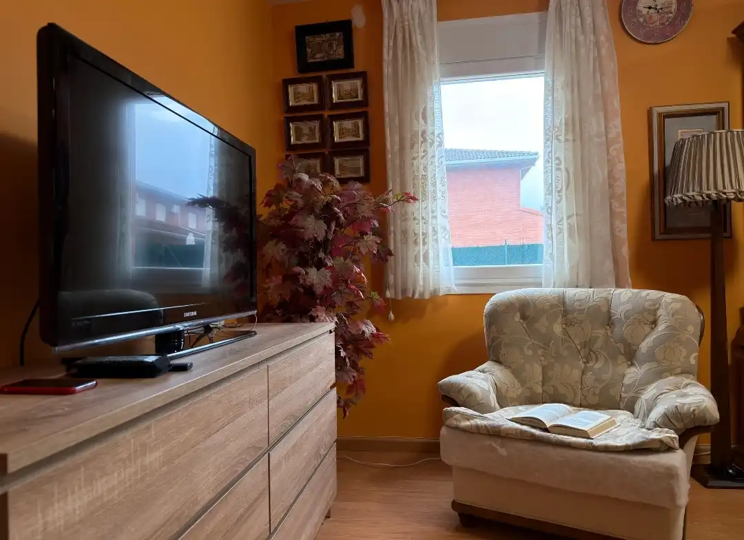 Sala d'estar de Casa o xalet en venda en Ponferrada amb Calefacció, Jardí privat i Moblat