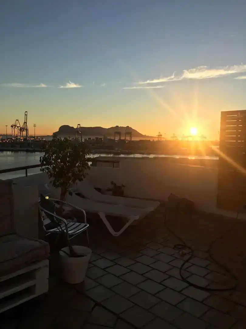 Vista exterior de Àtic en venda en Algeciras amb Aire condicionat