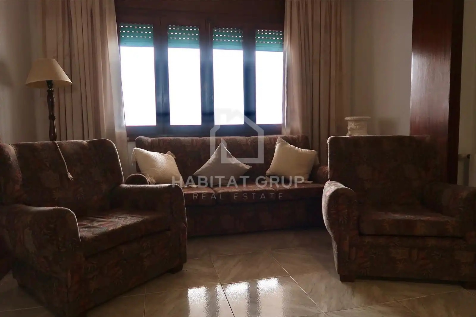 Wohnzimmer von Wohnung zum Verkauf in Es Castell mit Heizung und Privatgarten