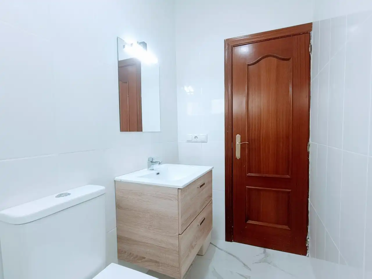 Bathroom of Flat for rent in Madrid  with Air Conditioner and Oven