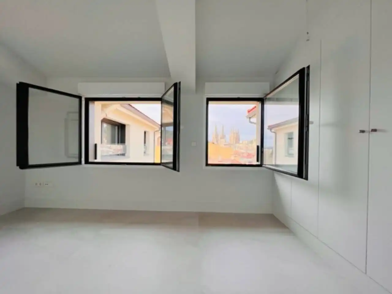 Vista exterior de Dúplex en venda en Burgos amb Calefacció i Balcó