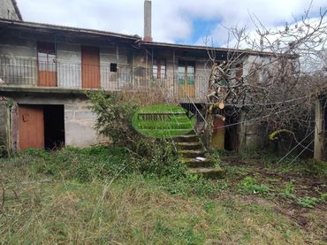 Casa amb balcó en venda a Piñor