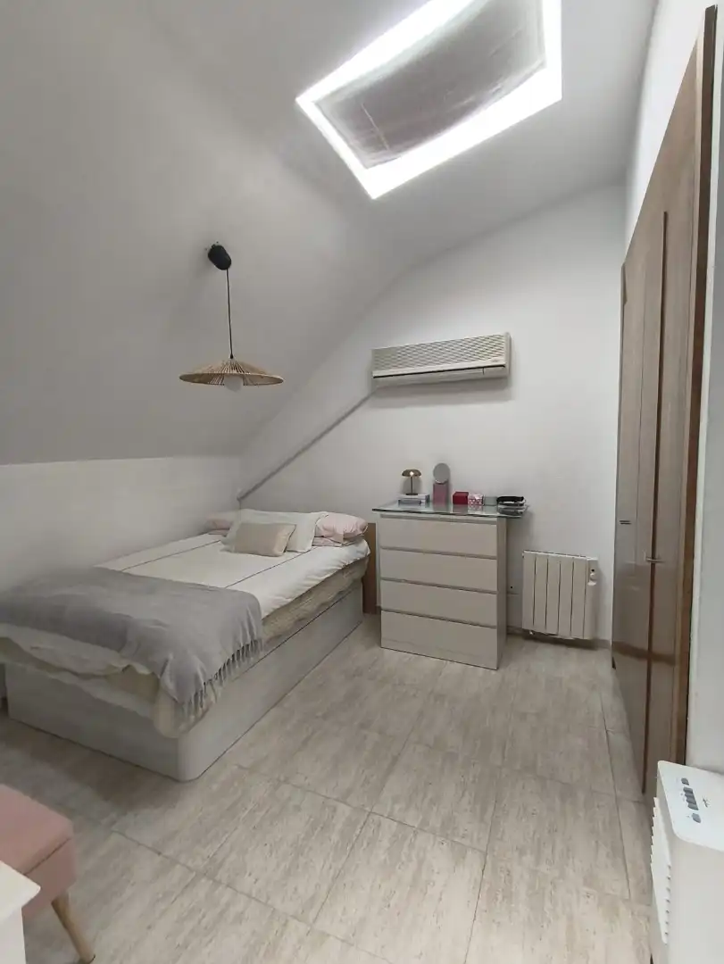 Schlafzimmer von Einfamilien-Reihenhaus zum Verkauf in Casarrubios del Monte mit Klimaanlage, Heizung und Privatgarten