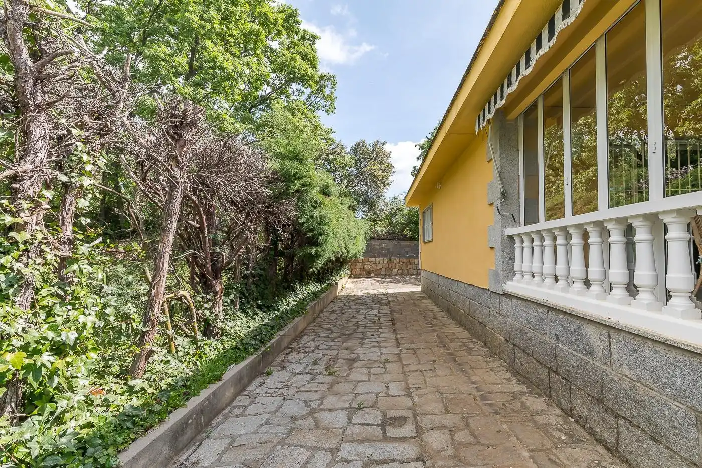 Vista exterior de Casa o chalet en venta en San Lorenzo de El Escorial con Calefacción, Alarma y Piscina comunitaria
