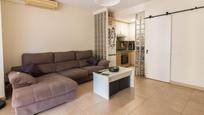 Sala d'estar de Casa adosada en venda en Mont-roig del Camp amb Aire condicionat, Jardí privat i Terrassa