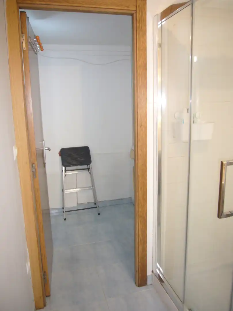 Badezimmer von Erdgeschoss zum Verkauf in A Coruña Capital  mit Möbliert, Ofen und Waschmaschine