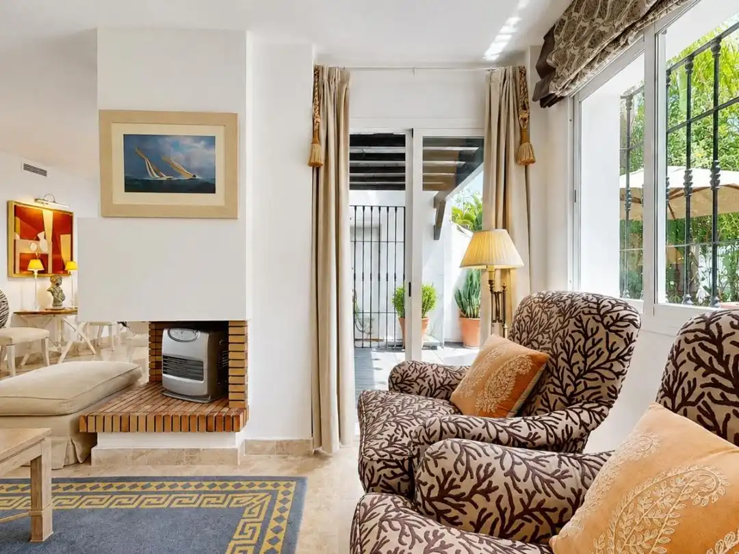 Sala d'estar de Casa o xalet en venda en Marbella amb Aire condicionat, Calefacció i Jardí privat