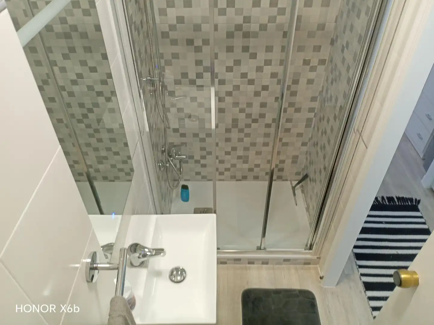 Baño de Estudio de alquiler en Torrevieja con Aire acondicionado, Calefacción y Terraza