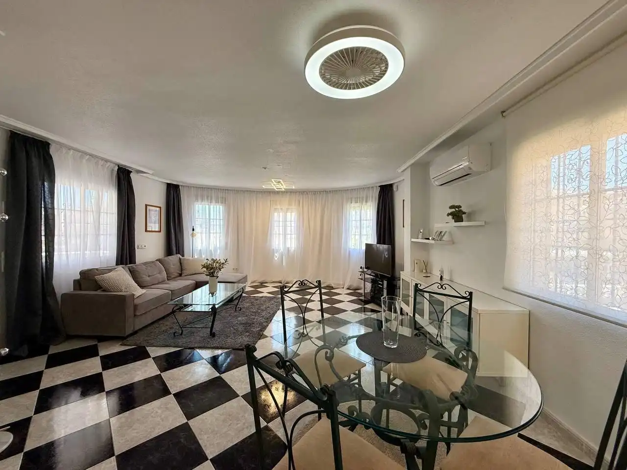 Sala d'estar de Casa o xalet en venda en Orihuela amb Aire condicionat, Calefacció i Jardí privat