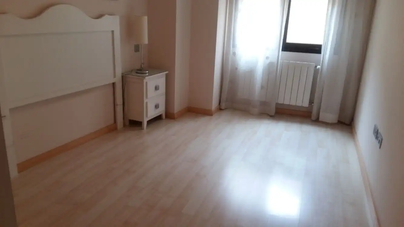 Dormitori de Apartament de lloguer en Badajoz amb Aire condicionat, Calefacció i Moblat