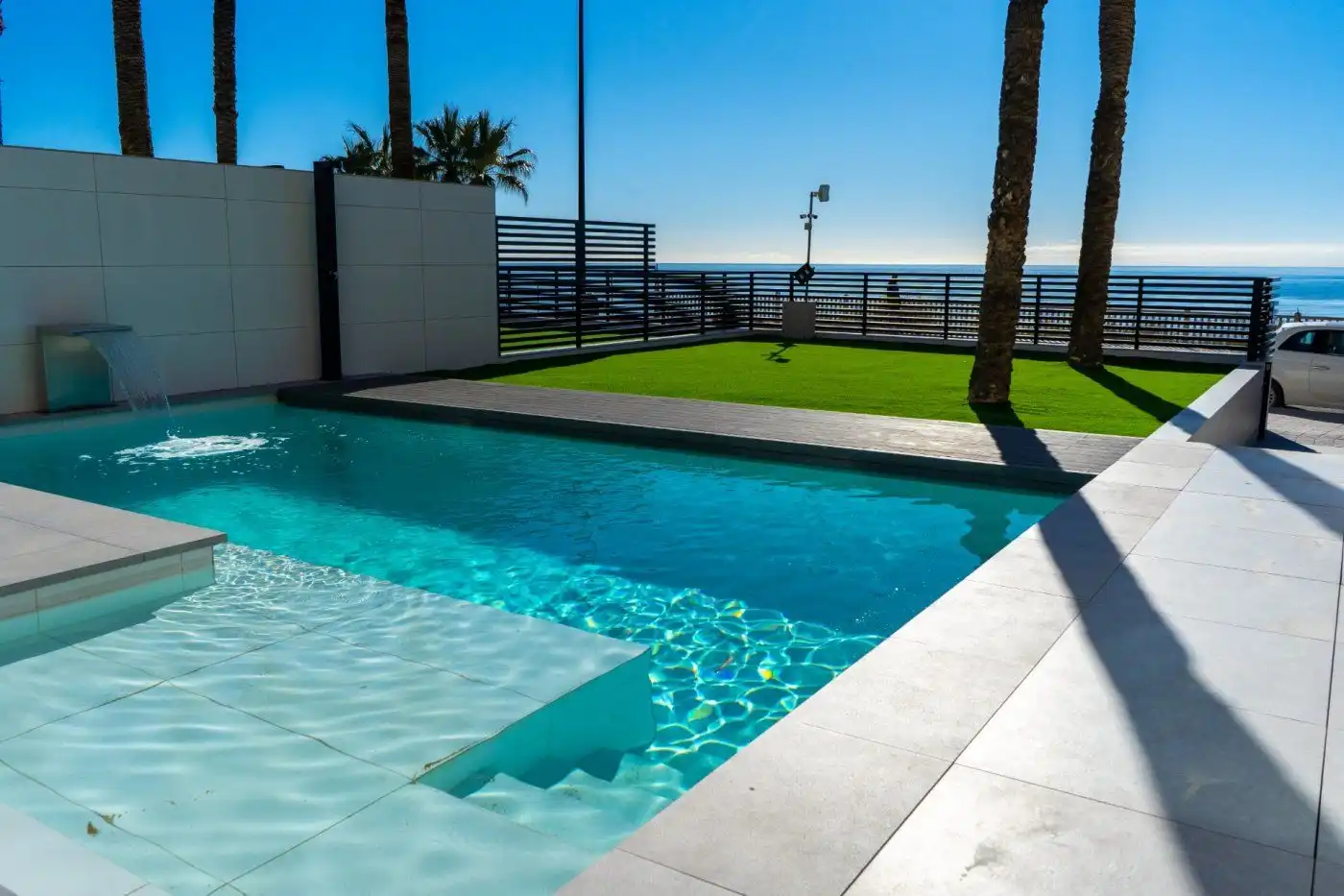 Schwimmbecken von Einfamilien-Reihenhaus zum Verkauf in El Campello mit Privatgarten, Terrasse und Abstellraum
