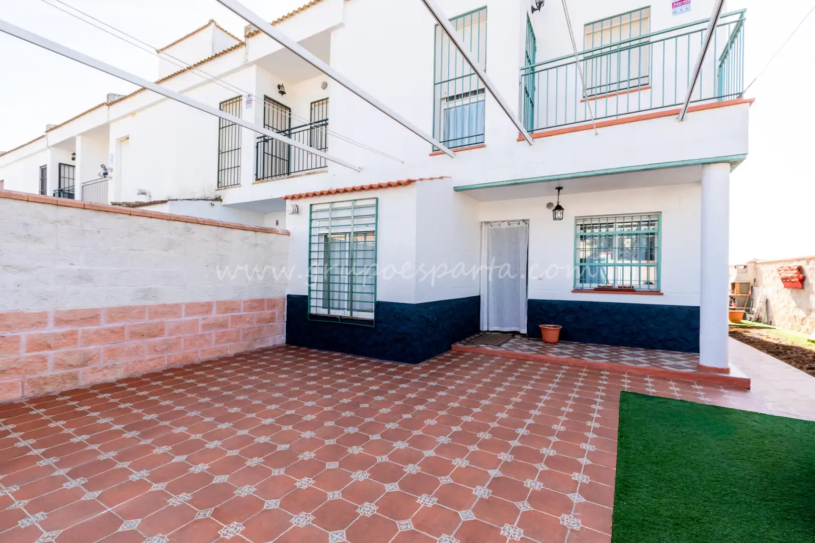 Vista exterior de Casa adosada en venda en Huévar del Aljarafe amb Aire condicionat, Jardí privat i Traster