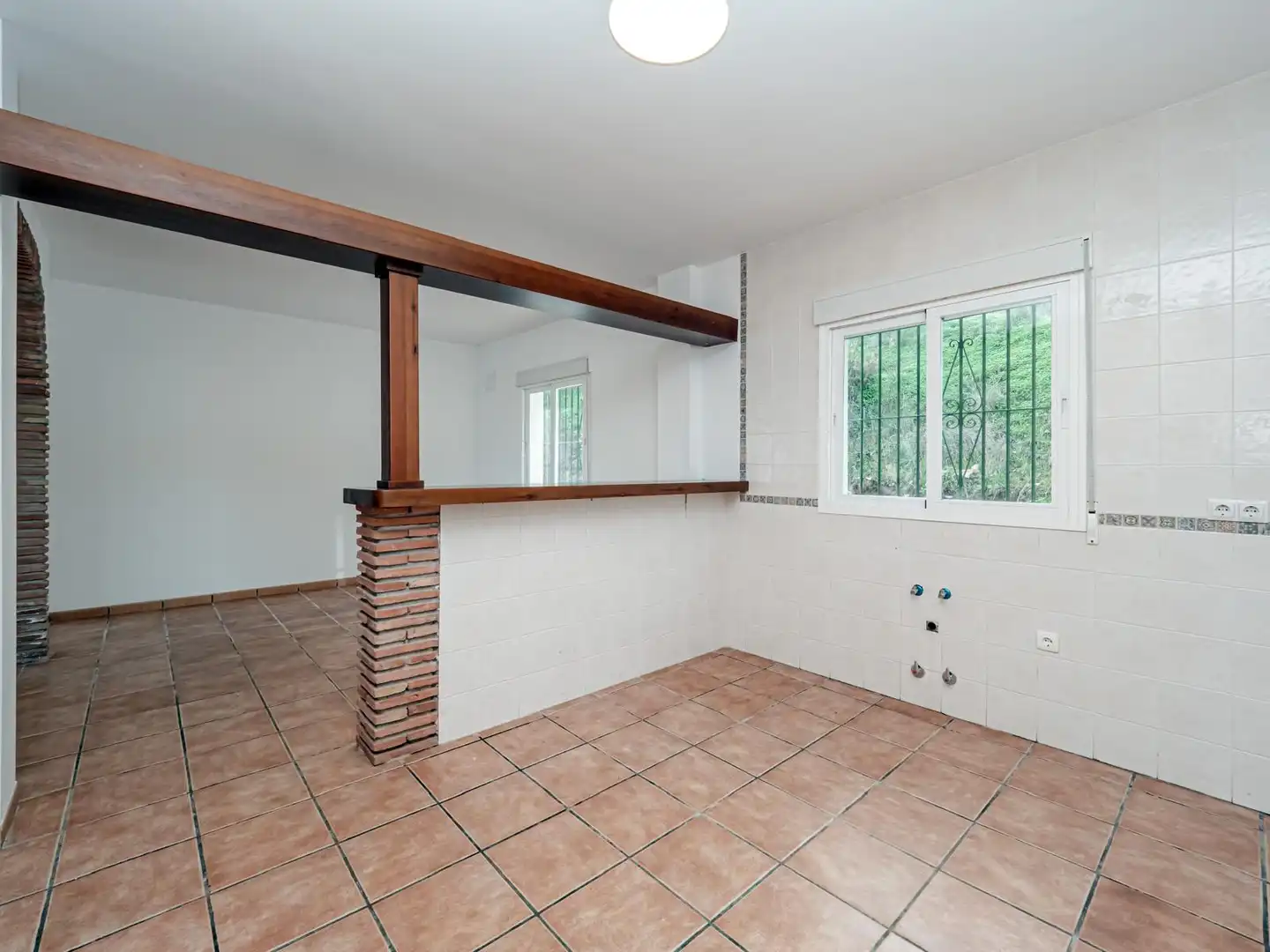 Finca rústica en venta en Viñuela con Terraza, Piscina y Alarma