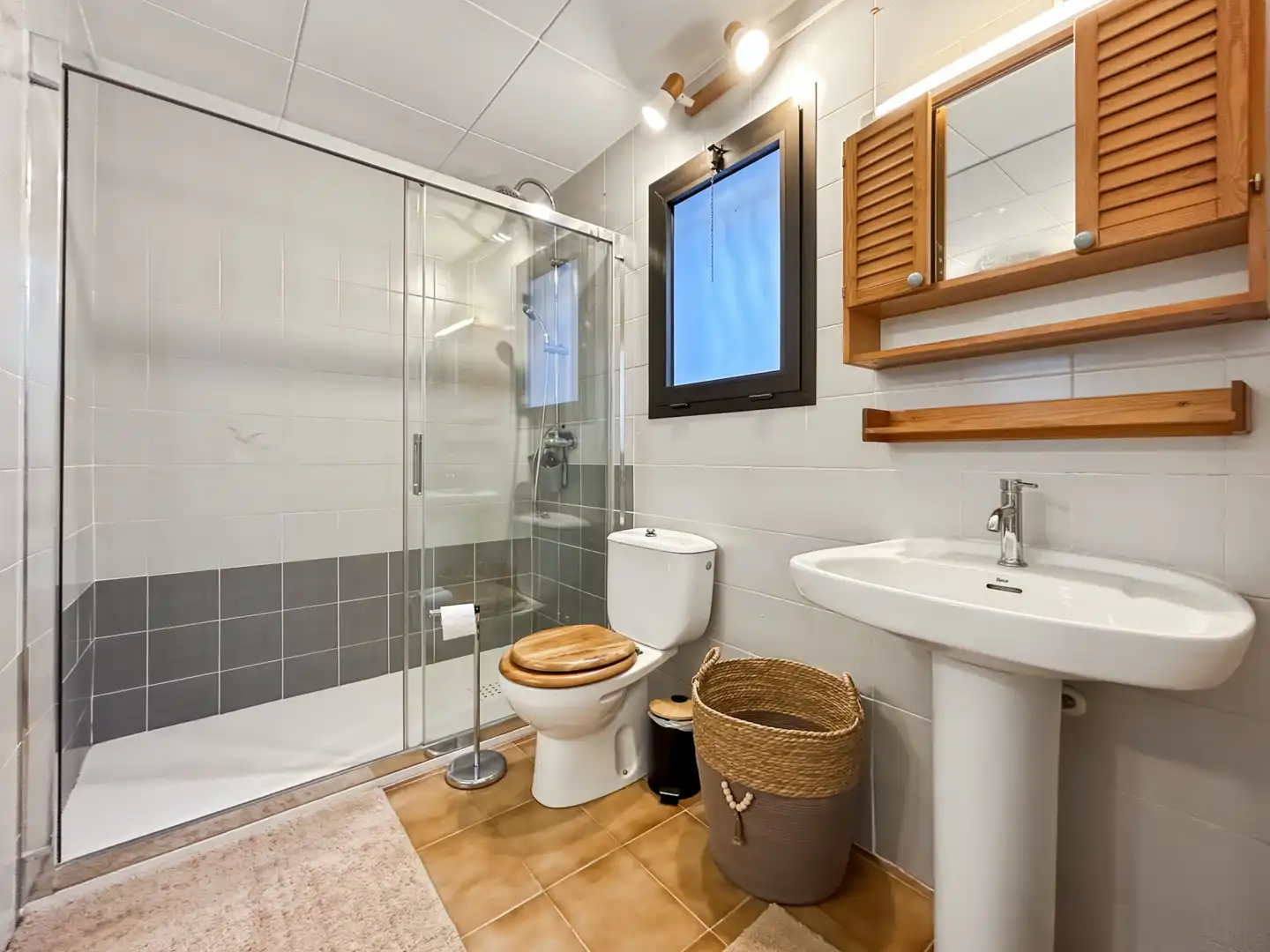 Bathroom of Duplexes for sale in Roses  with Air Conditioner and Heating