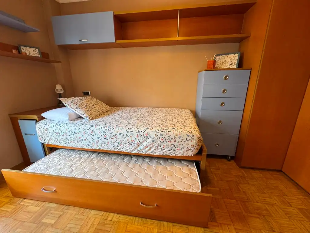 Dormitori de Pis de lloguer en Gijón  amb Calefacció, Parquet i Moblat