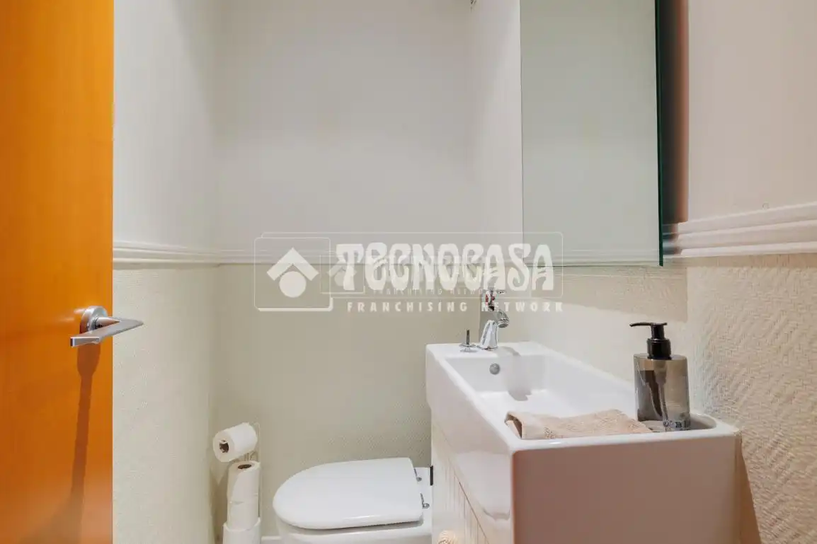 Baño de Casa adosada en venta en Tres Cantos con Calefacción, Balcón y Piscina comunitaria