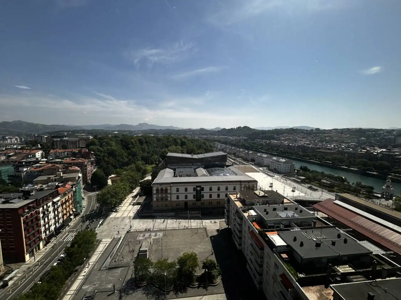 Vista exterior de Pis en venda en Donostia - San Sebastián  amb Calefacció, Traster i Alarma