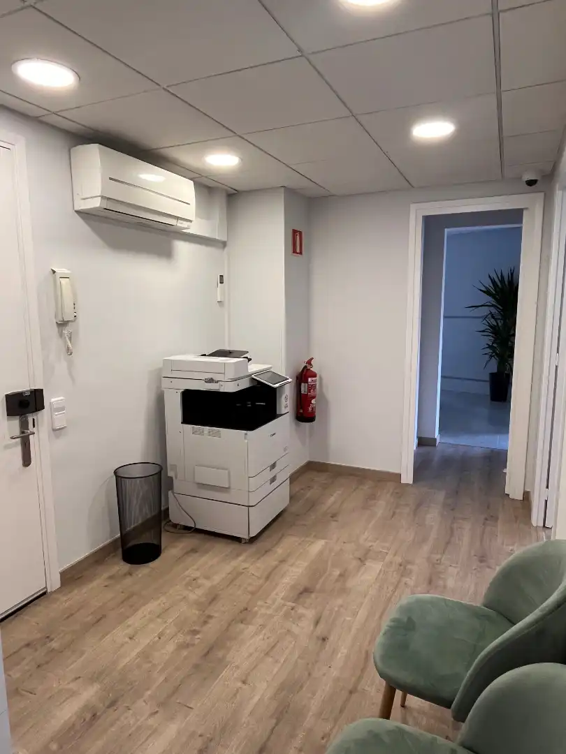Büro zur Miete in Berga mit Klimaanlage, Heizung und Terrasse