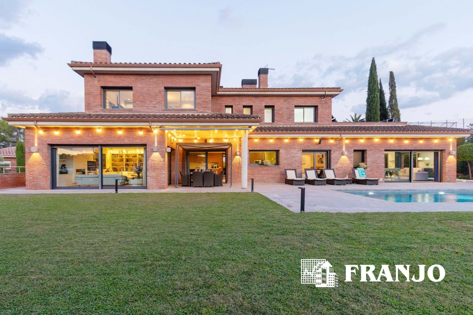 Vista exterior de Casa o chalet en venta en Cerdanyola del Vallès con Aire acondicionado, Calefacción y Piscina